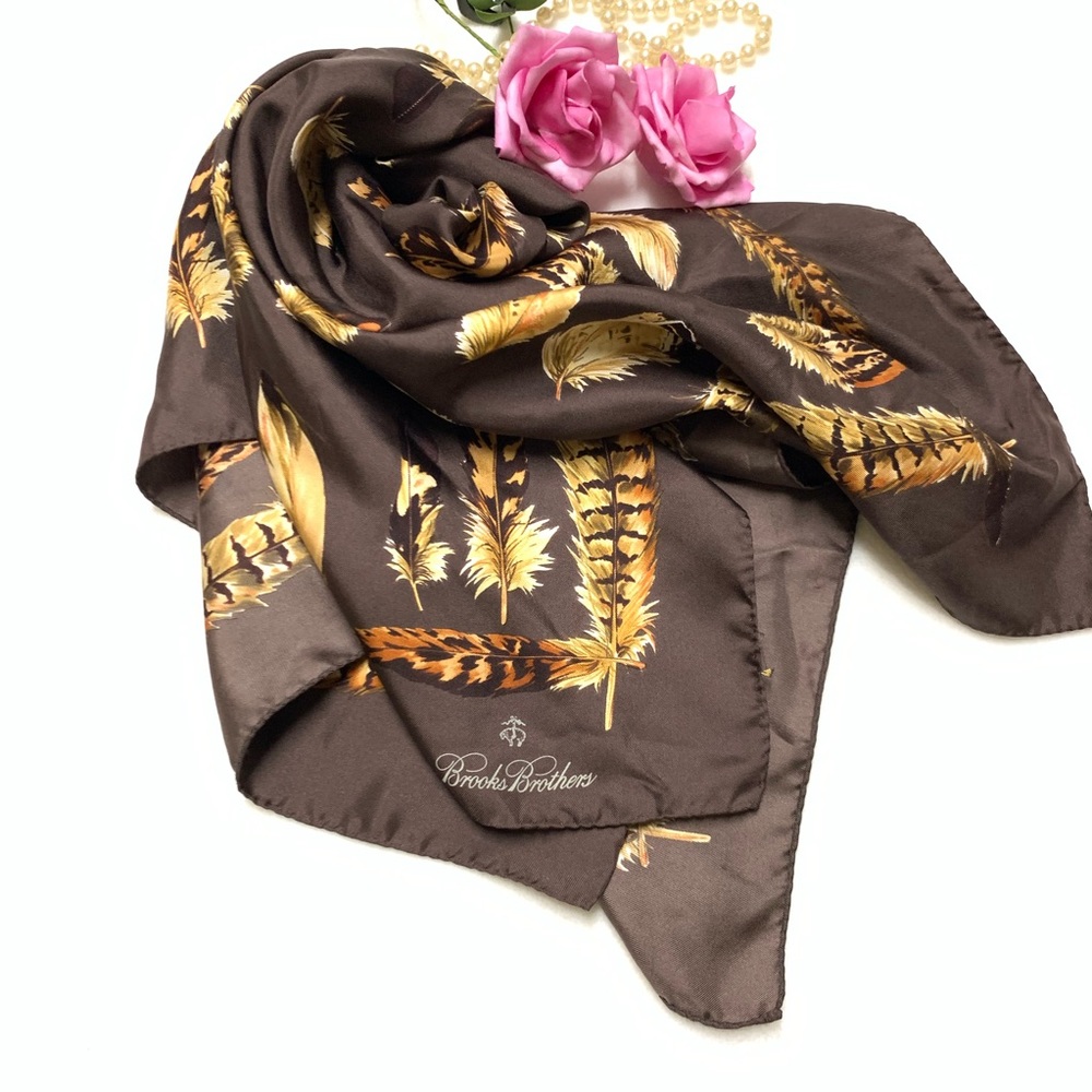 📌 Brooks Brothers Feather Printed Scarf